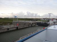 kurz vor Enkhuizen, Schiff fährt über eine Brücke, darunter befindet sich die Straße