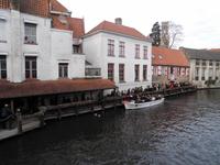 Schiffchen fahren auf dem Kanal in Brügge