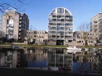 moderne Gebäude an den Grachten