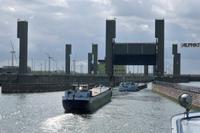 und warten an der Schleuse