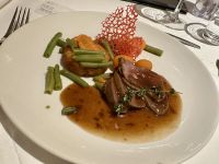 MS Dutch Grace - Hauptgericht: Medium gebratenes Rindfleisch mit Rotweinsoße, Kartoffelrösti und Gemüse