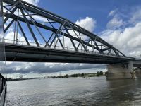 Fluss Waal mit Brücke