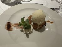 Tarte Tatin aus Birne und Vanilleeis