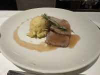 gebratenes Schweinefleisch mit Soße, Kartoffelpüree und Sauerkraut