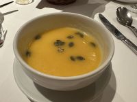 Kürbissuppe mit Kürbiskernen
