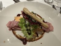 Schinken und Melone mit Balsamico-Reduktion, Blattsalat, Crouton