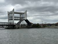 Brücke öffnet sich für den Schiffsverkehr 