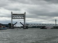 Brücke öffnet sich für Schiffsverkehr