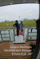 Matrosen beim Anlegen in Kinderdijk.jpg &ndash; &copy; Gabriele Stoffele (Eberhardt TRAVEL)