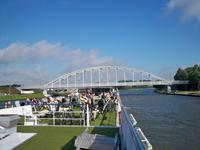 Wir passieren zahlreiche Brücken auf dem Kanal