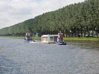 Überführung eines modernen Hausbootes