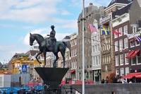 Königliche Reiterin