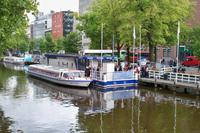 Bootsanleger zur Grachtenfahrt in Amsterdam