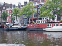 Schöne Häuserfassaden und viele Hausboote