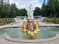Zauberhafter Brunnen im Barockgarten