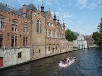 in den nächsten Wasserlauf