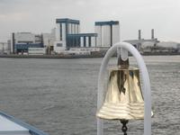 unsere Schiffsglocke vor den Hafenanlagen