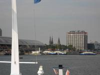 mit einem Riesensprung in den nächsten Tag und Stadt   -   Amsterdam
