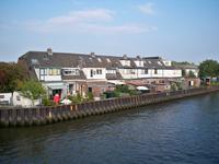 Schöne Anwesen entlang des Amsterdam-Rhein-Kanals.