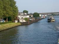 Schöne Anwesen entlang des Amsterdam-Rhein-Kanals.