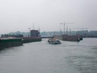 Warten vor der Oranje Schleuse.