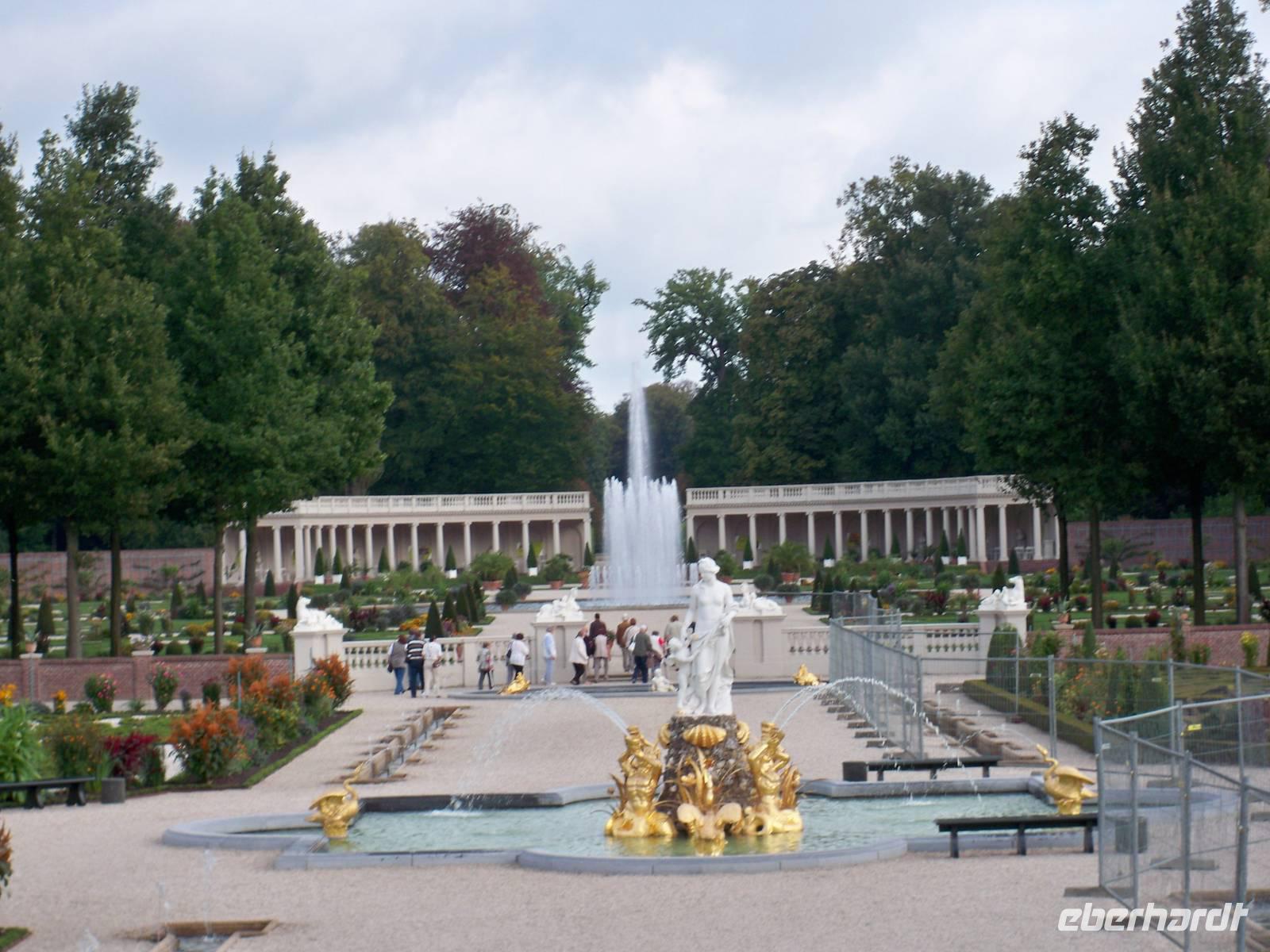 Springbrunnen und Kolonaden im Schlosspark Het Loo