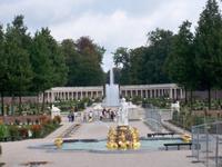 Springbrunnen und Kolonaden im Schlosspark Het Loo