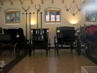 Kutschen und Wagen in den Stallungen