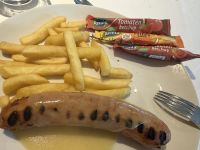 Thüringer Bratwurst und Pommes Frites