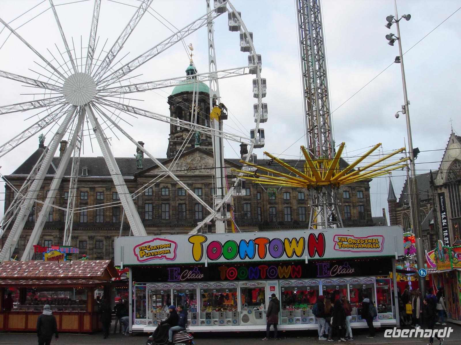 Vor dem königlichen Palast auf dem Dam