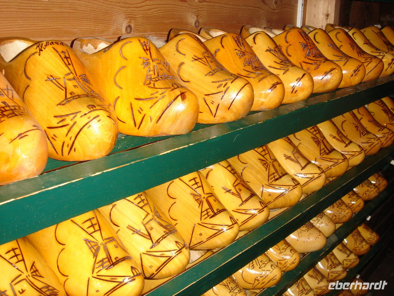 Auch Holzschuhe werden hier hergestellt