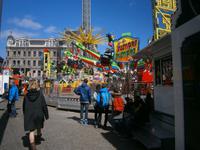 Zahlreiche Fahrgeschäfte auf dem Platz