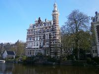 Schöne Bauten an den Ufern der Grachten
