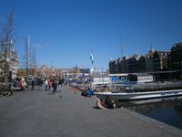 Bootsanleger am Damrak, im Hintergrund der Hauptbahnhof