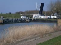 Bataviastad, geöffnete Brücke an der Auffahrt auf den Markwaarderdeich