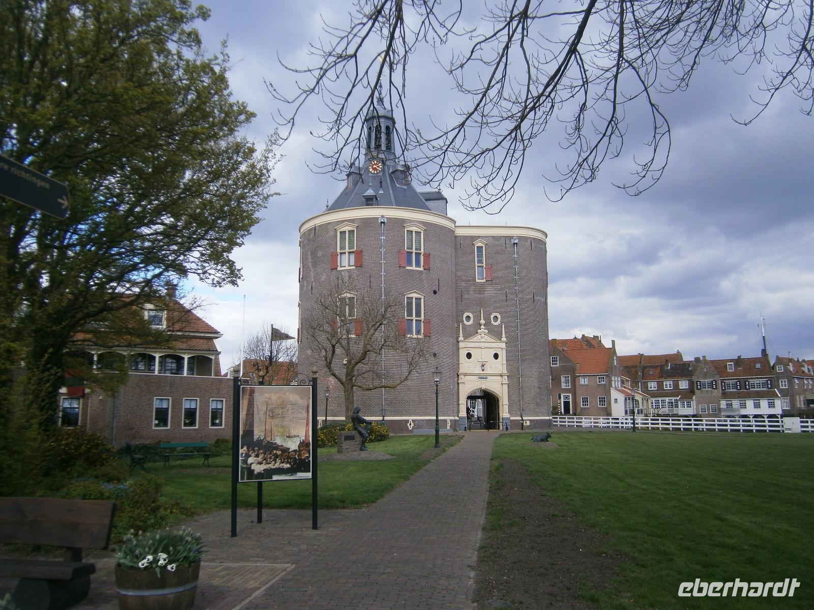 Enkhuizen, Hafentor mit typischen Glockenspiel
