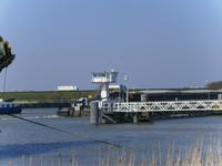 Blick zum Markwaarderdeich, im Vordergrund passiert ein Frachter die Durchfahrt