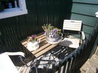 Gestalteter kleiner Vorgarten eines Hauses im Freilichtmuseum