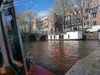 Während der Grachtenfahrt, Blick auf ein Hausboot