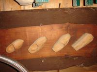 So entsteht ein Holzschuh