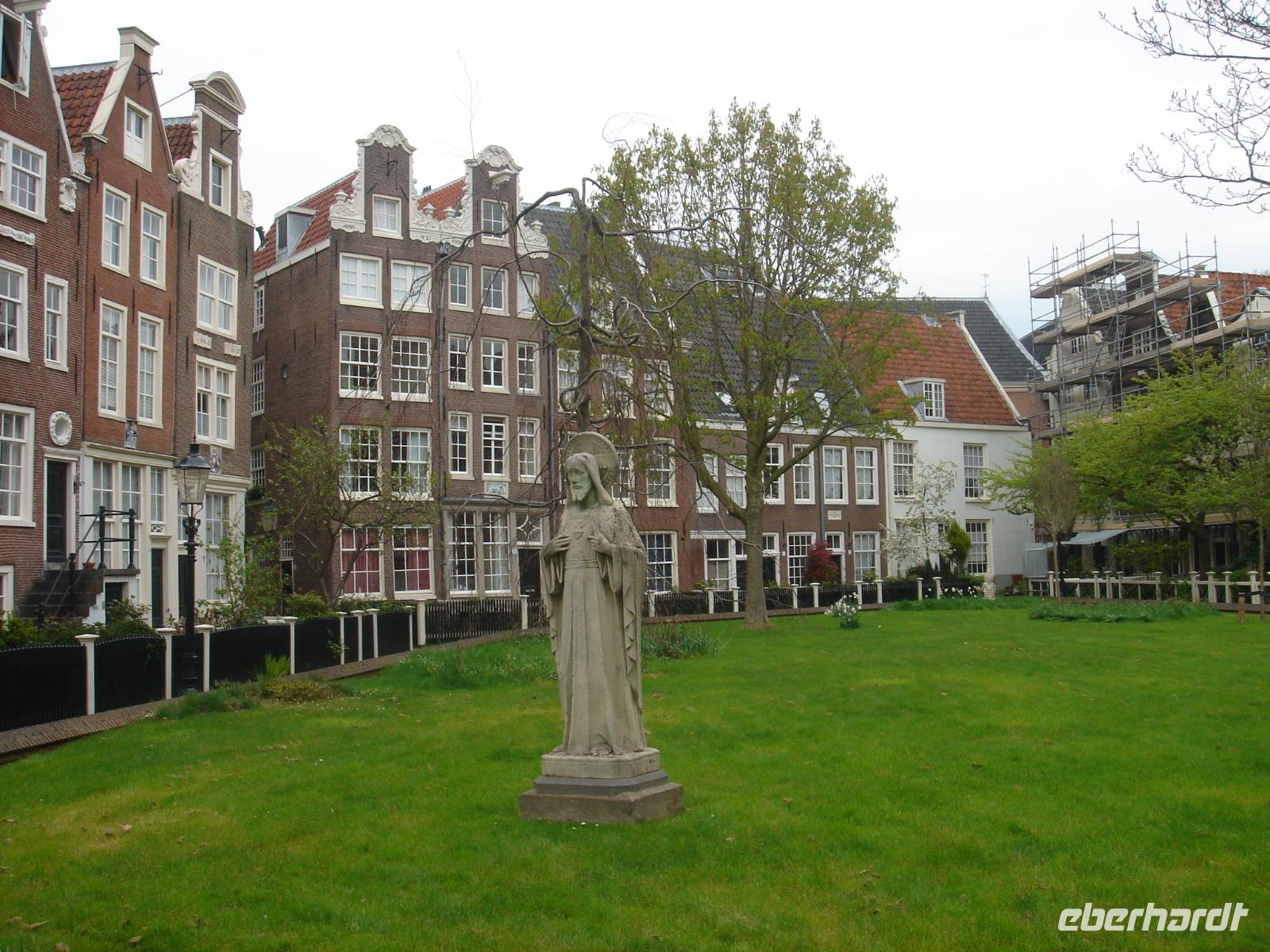 Im Begijnhof in Amsterdam