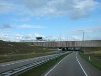 Schiff über Straße am Markermeerdeich