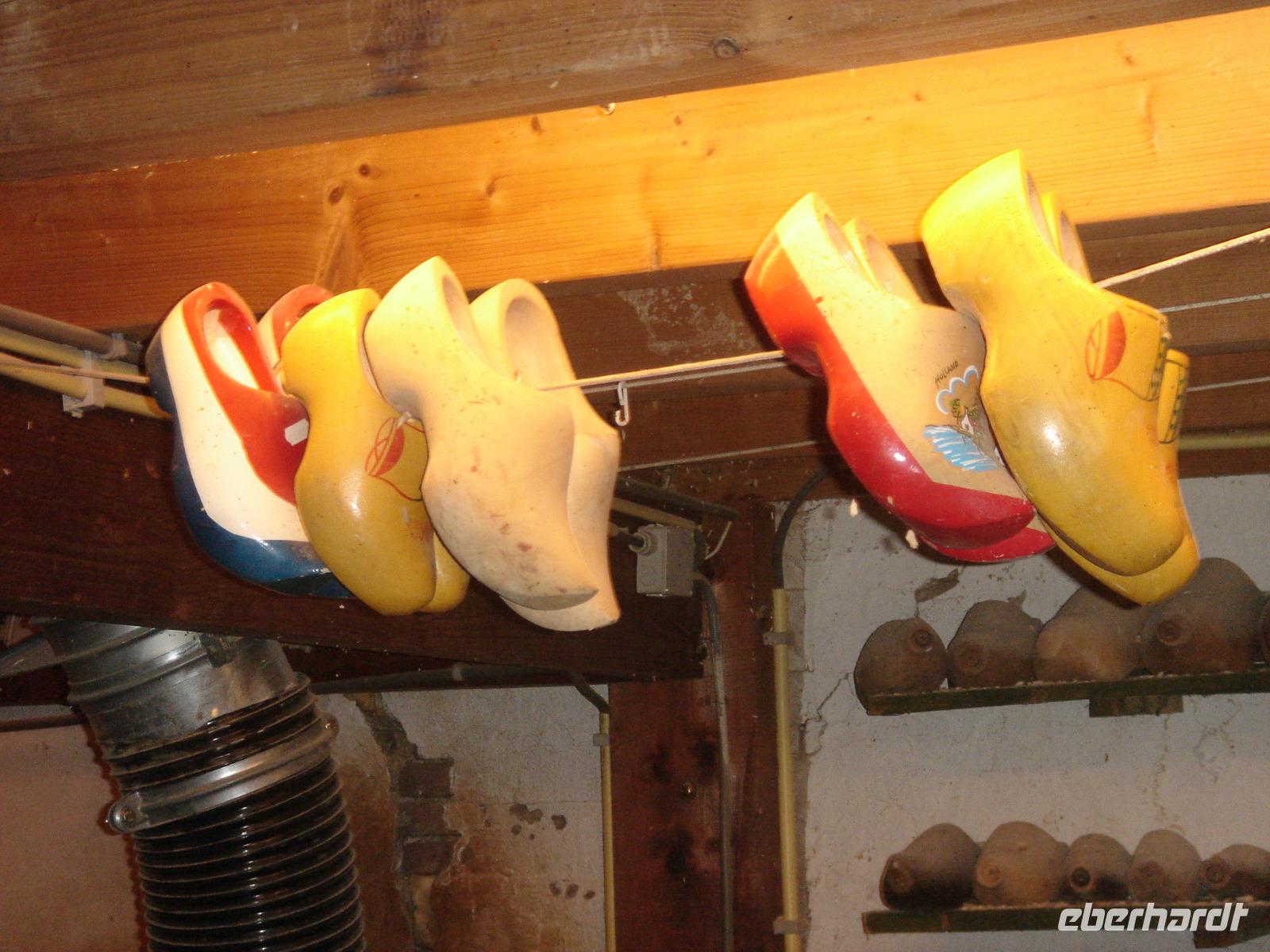 Holzschuhe beim Trocknen