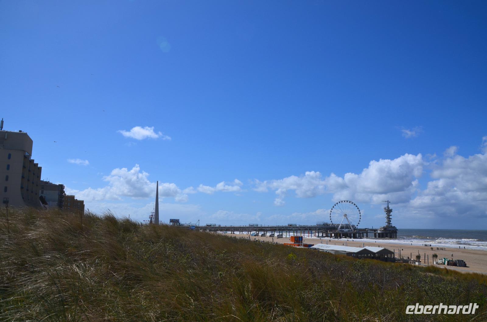 112 Nordseestrand mit Seebrücke bei  Scheveningen
