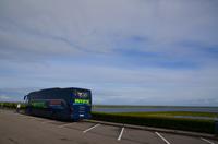123 Lelystad, Reisebus auf dem Houtribdijk