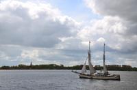 165 Mit dem Salondampfer über das Ijsselmeer, vor Enkhuizen