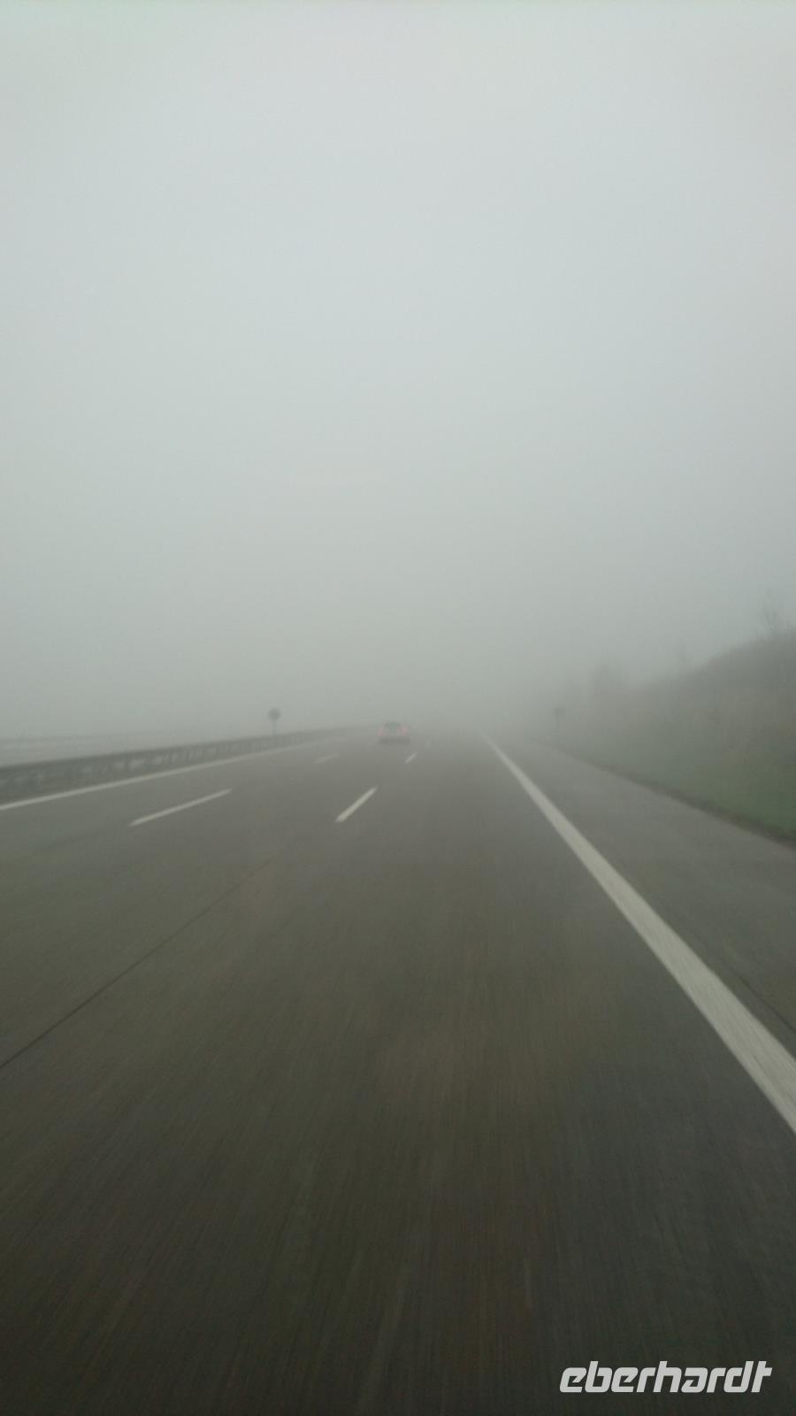 Nebel über der deutschen Autobahn