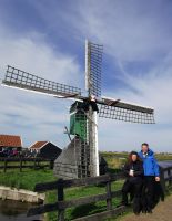 Simone und Jörg vor einer Miniwindmühle in Zanse Schans