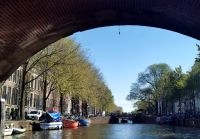 Während einer Grachtenfahrt passiert man unzählige Brücken, Amsterdam