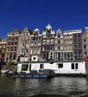 Typisch Amsterdam: die Kaufmannshäuser aus dem 17. Jahrhundert und die Hausboote auf den Grachten